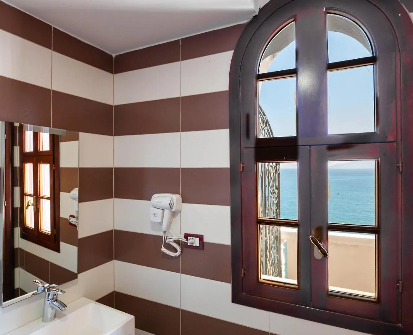 ****  Hotel Monte Carlo - Rooftop Pool Sarande Albania